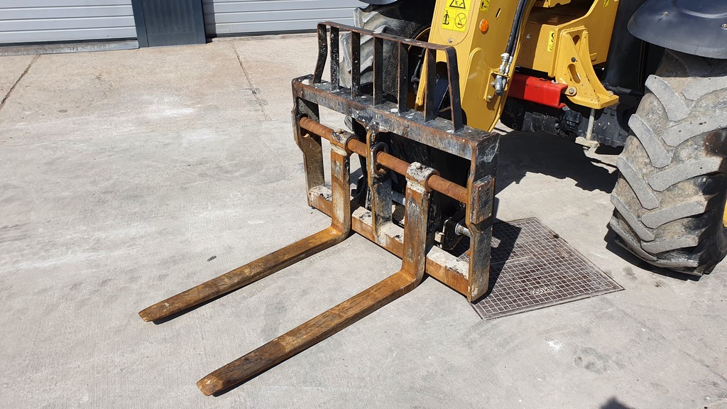 teleskopski viličar CAT TH 337 vilice