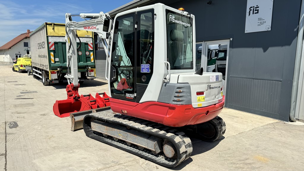 mini bager Takeuchi TB250
