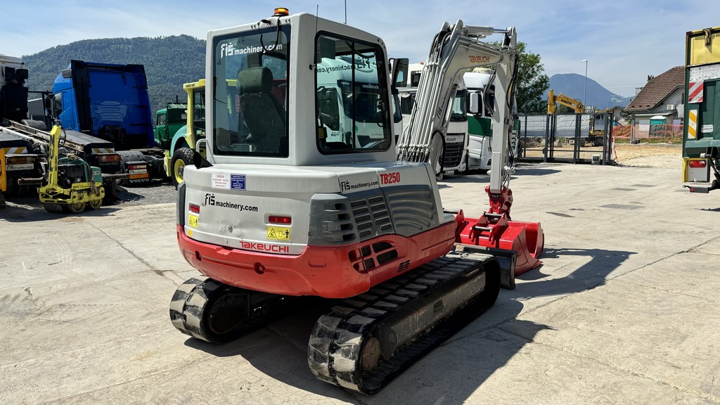 mini bager Takeuchi TB250