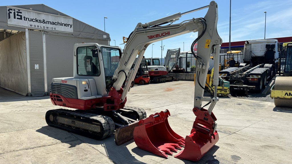 mini bager Takeuchi TB250