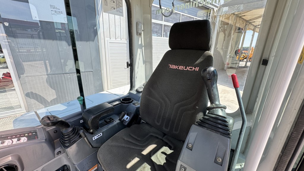 mini bager Takeuchi TB250 notranjost kabine